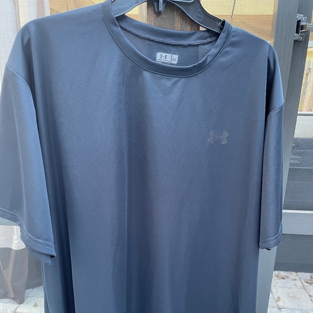 Men's Under Armour black heat gear  tee shirt